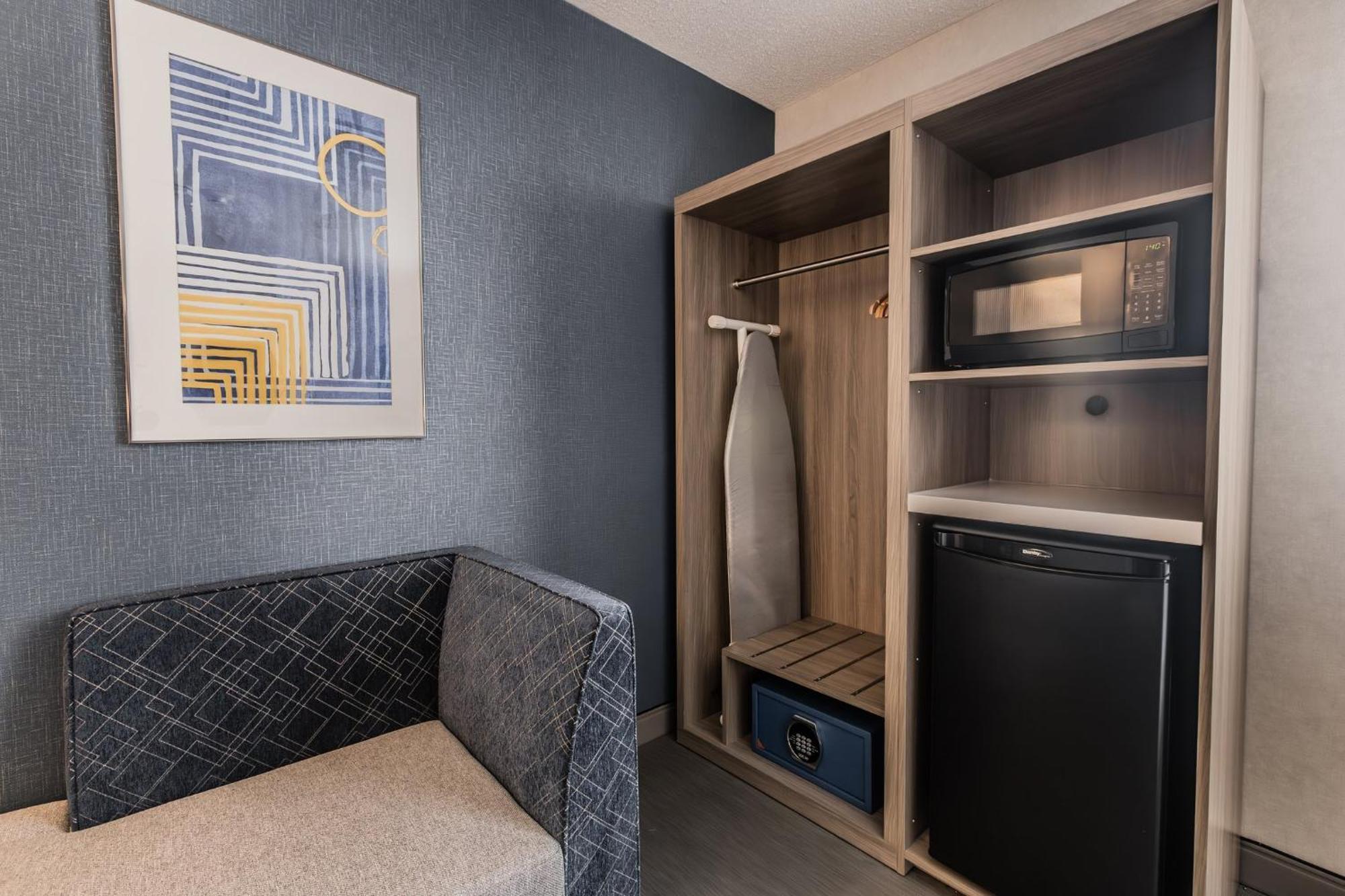 Standard Corner Queen Room