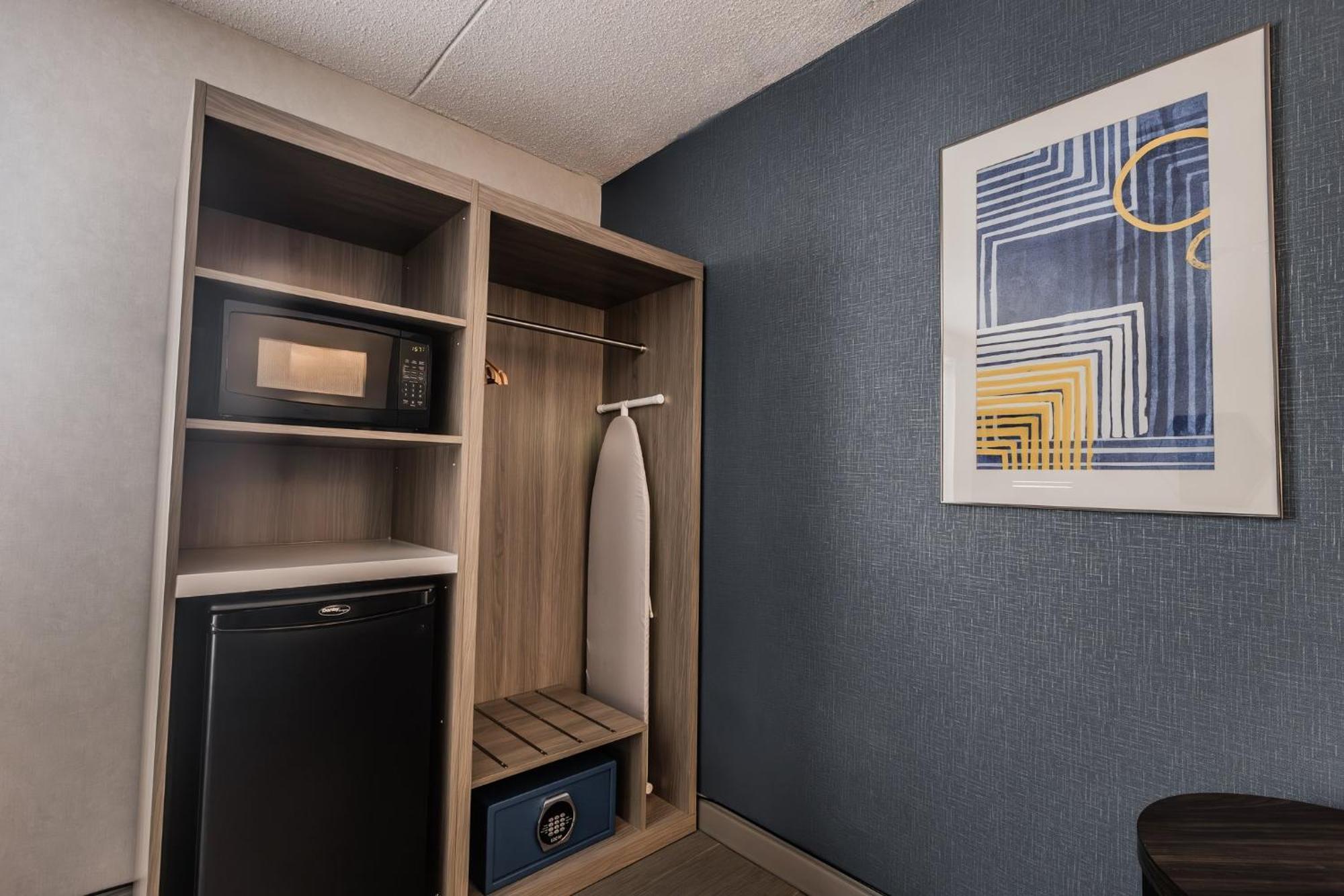 Standard Corner Queen Room