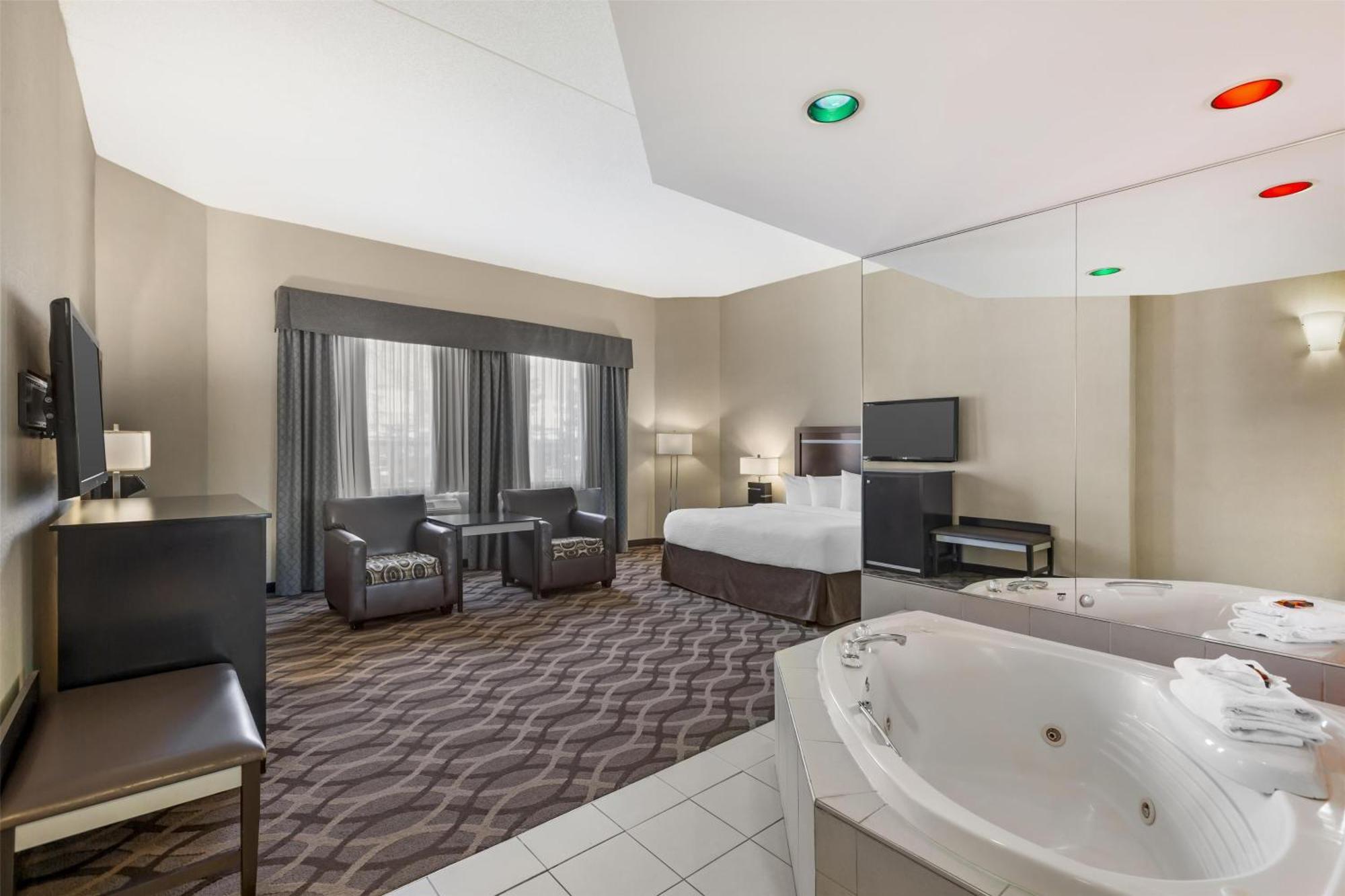 King Suite Jetted Tub Non-Smoking,1676733478:JPEG