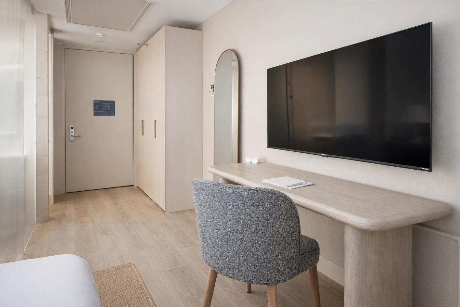 Standard Room 1 Queen Bed