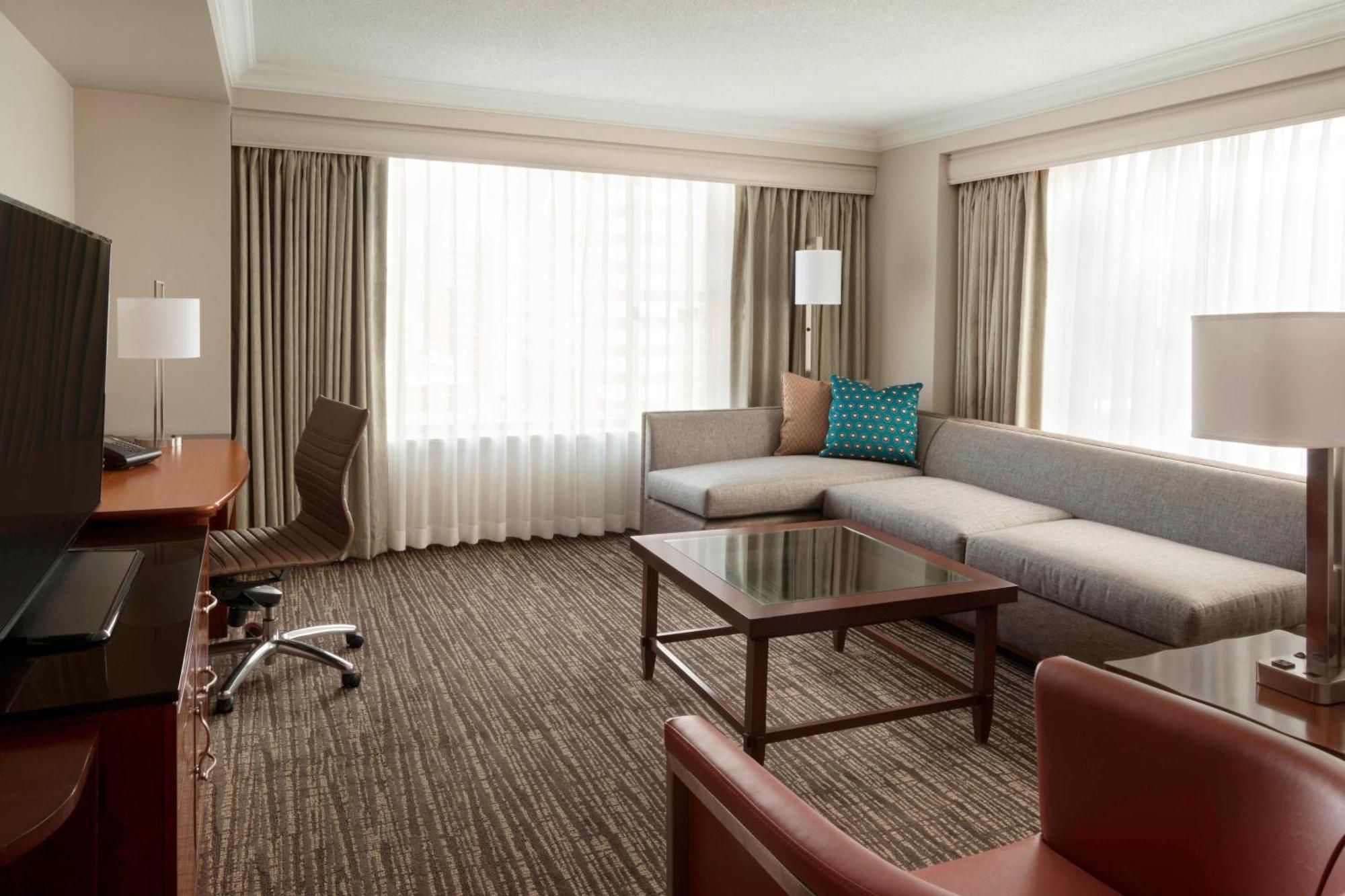 1 Bedroom Executive Suite, 1 King, Sofa bed, Courtyard view