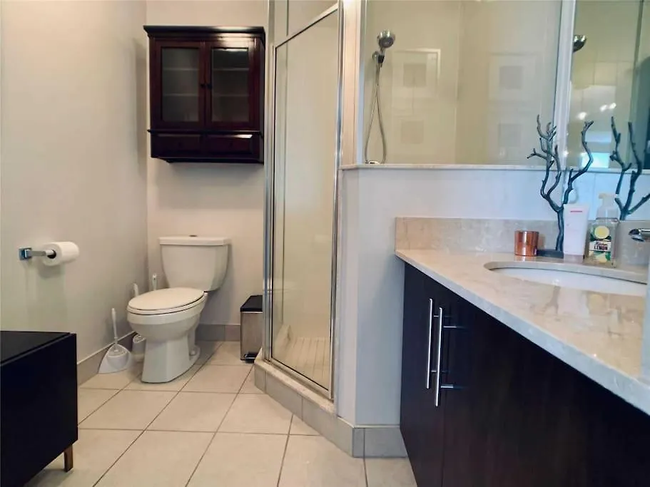 2-Bdrm And 1 Den 3 Bed Condo With 2 Bath - Prime Location- Adjacent To Scotiabank Arena, Cn Tower, Union Station, Ripleys-1
