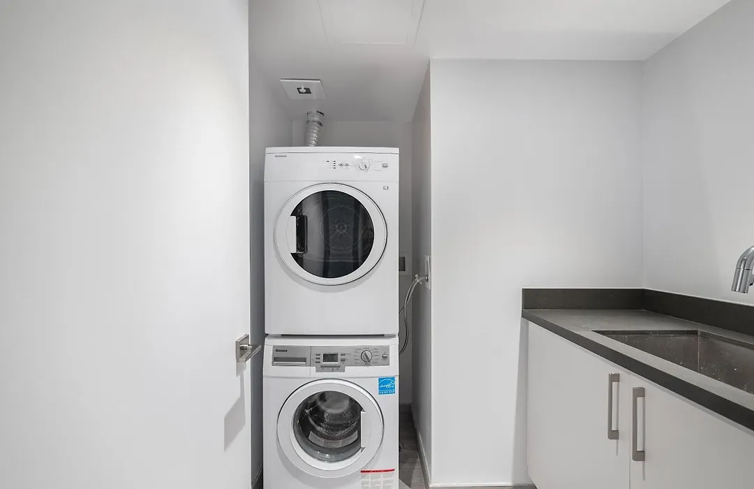 Yorkville Plaza Suites - Pool & Hot Tub-1