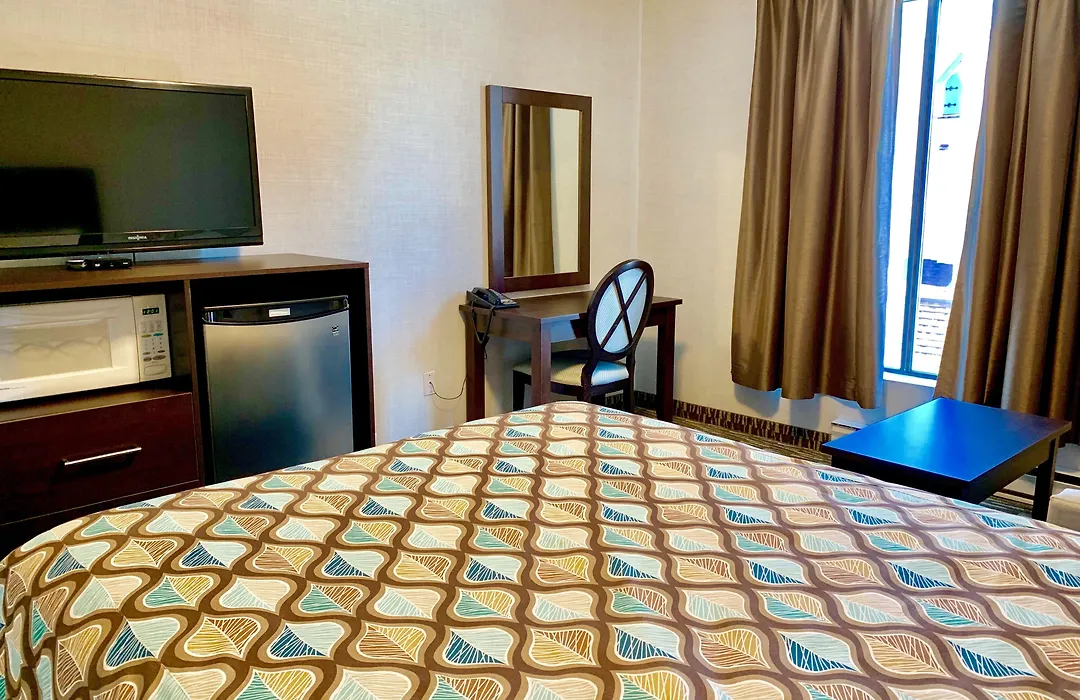 Deluxe Inn-1