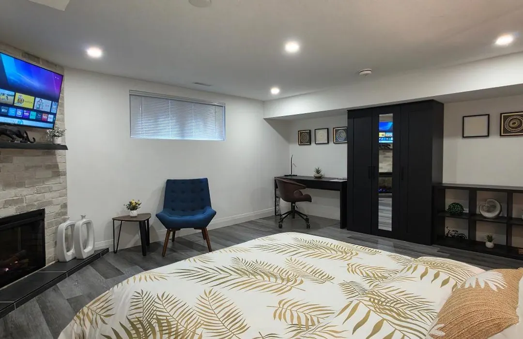 Renovated Guest Suite Near The Lake & High Park In Toronto!-1