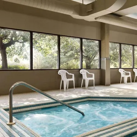 Travelodge By Wyndham Toronto East-3