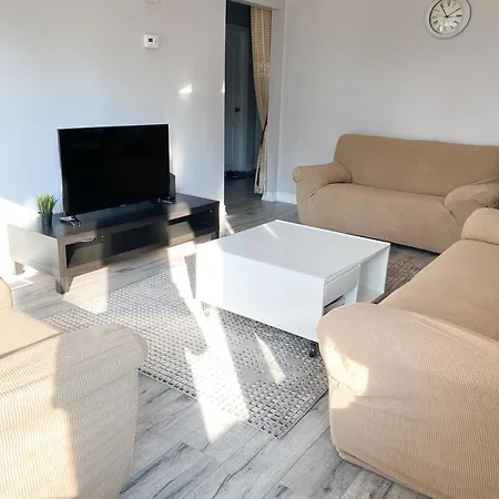 Spacious Mbr Near Kennedy Subway & Go-2