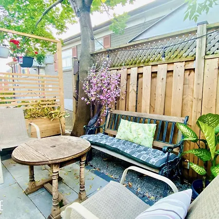Toronto Bed & Breakfast - Free Parking-2